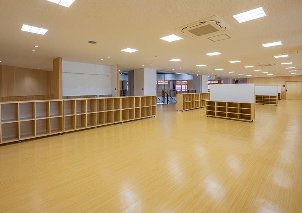 美浦統合小学校　オープンスペース・可動書架